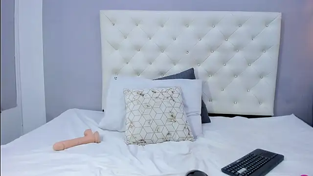 NICOLSKINNY1 online show from October 6, 2025, 9:45 pm