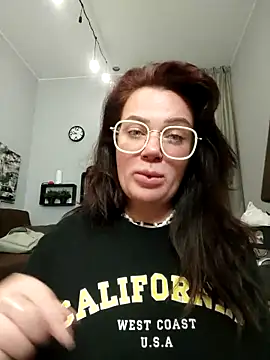Snapshot of EllieOz chatting on September 30, 2025, 5:51 pm EllieOz online show from September 30, 2025, 5:51 pm