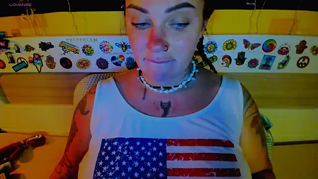 Snapshot of EllieOz chatting on October 5, 2025, 6:39 pm EllieOz online show from October 5, 2025, 6:39 pm