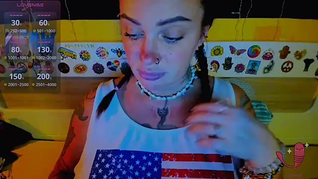 Snapshot of EllieOz chatting on October 9, 2025, 5:55 pm EllieOz online show from October 9, 2025, 5:55 pm