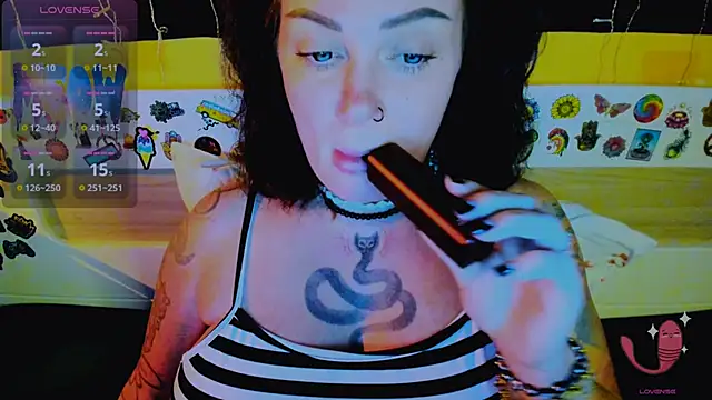 EllieOz online show from November 25, 2025, 5:46 pm