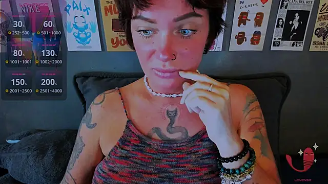 Snapshot of EllieOz chatting on June 5, 2026, 1:50 pm EllieOz online show from June 5, 2026, 1:50 pm