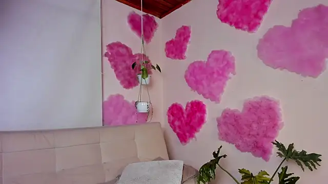 roselinedior online show from February 20, 2025, 3:19 pm