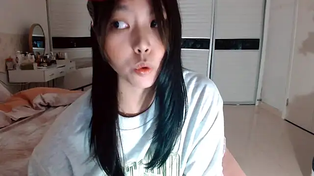 -Lucky Girl online show from November 10, 2025, 2:05 pm