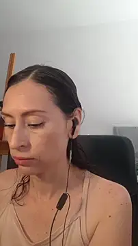 AliceRossi online show from November 5, 2025, 3:56 pm