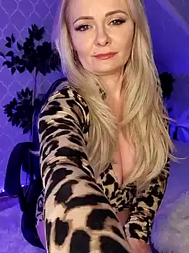 GjuliaX online show from December 15, 2024, 3:31 pm