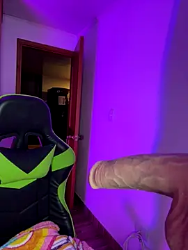 leila 22 online show from November 3, 2025, 7:31 am