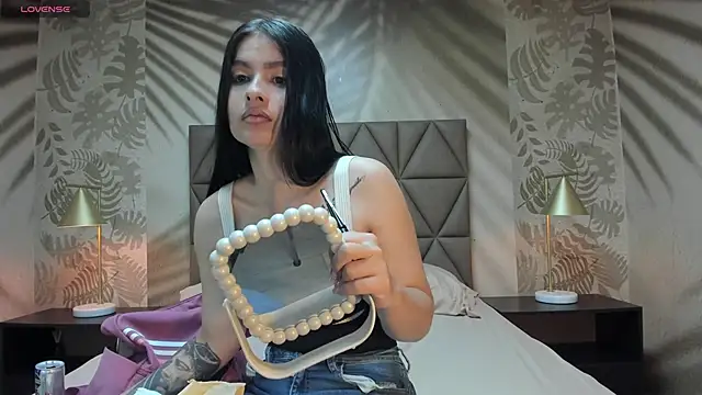 AnneDixie online show from April 3, 2026, 3:04 am