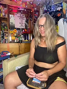 Snapshot of TrenaAnne chatting on September 18, 2025, 2:41 pm TrenaAnne online show from September 18, 2025, 2:41 pm