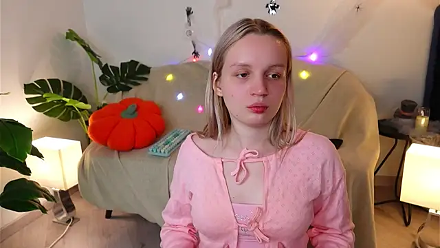 Snapshot of Beatrica_Klein chatting on October 17, 2025, 3:58 pm Beatrica Klein online show from October 17, 2025, 3:58 pm
