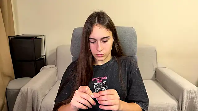 AliceKolltt online show from November 5, 2025, 5:24 pm