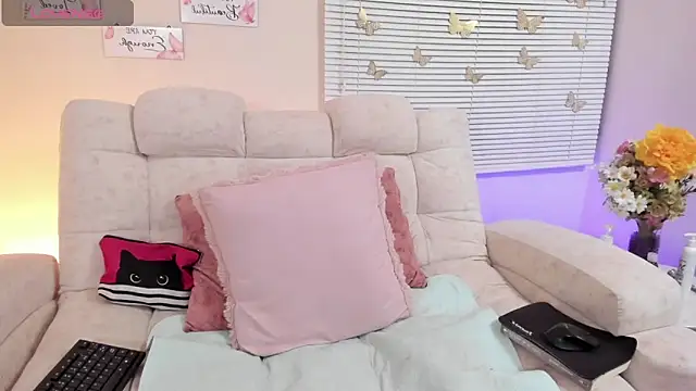 saracrowe online show from March 14, 2025, 5:05 am