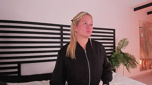 stefanny ruiz  online show from December 2, 2024, 3:47 pm