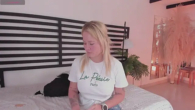 stefanny ruiz  online show from December 18, 2024, 3:33 pm