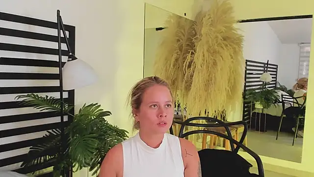 stefanny ruiz  online show from December 25, 2024, 2:56 pm