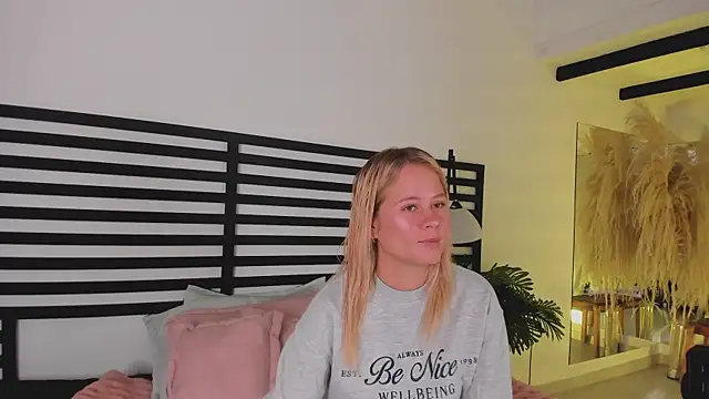 stefanny ruiz  online show from December 30, 2024, 12:42 pm