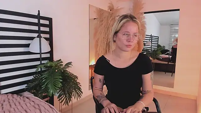 stefanny ruiz  online show from January 26, 2025, 2:41 pm