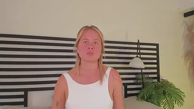 stefanny ruiz  online show from February 17, 2025, 3:53 pm