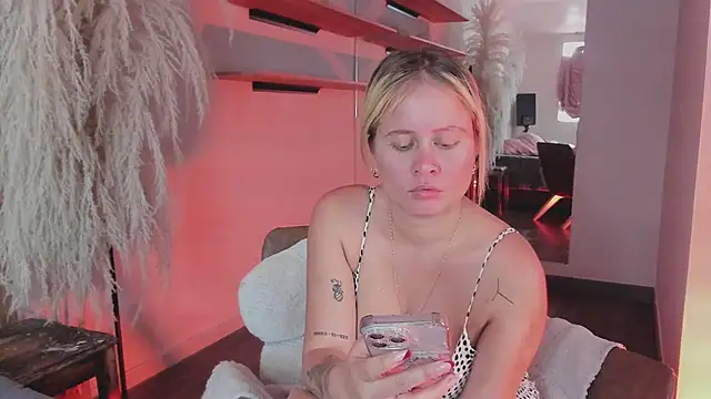 stefanny ruiz  online show from February 25, 2025, 2:44 pm