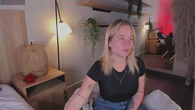 stefanny ruiz  online show from March 13, 2025, 12:46 pm