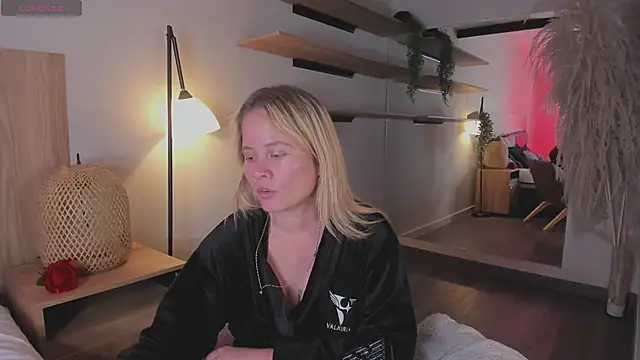 stefanny ruiz  online show from March 13, 2025, 4:23 pm