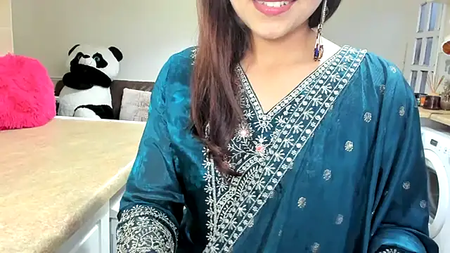 winterforu online show from February 9, 2025, 5:33 pm