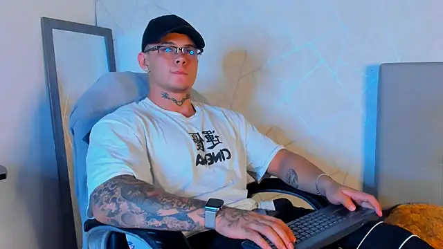 NoahhBrown online show from February 5, 2025, 3:23 am