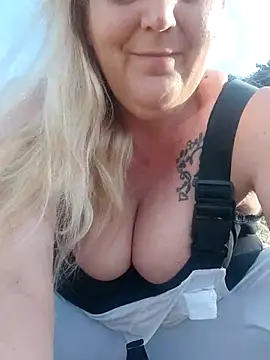 BecciDeluxe online show from March 18, 2026, 3:48 pm