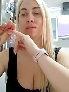 Snapshot of HotJanet chatting on March 17, 2025, 11:53 am HotJanet online show from March 17, 2025, 11:53 am