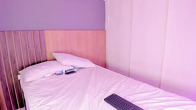 hannnasmith online show from December 17, 2025, 3:12 am