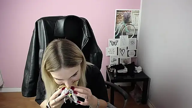 Snapshot of viktoria_lovely chatting on October 22, 2025, 9:31 am viktoria lovely online show from October 22, 2025, 9:31 am