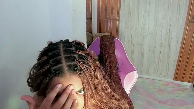 Alika01 online show from October 25, 2025, 1:29 pm