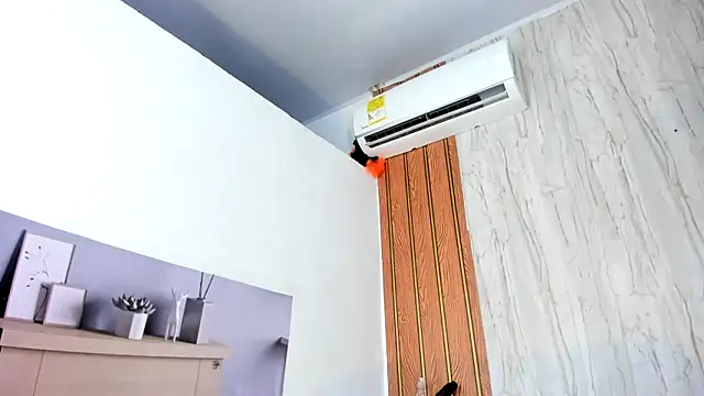 Alika01 online show from April 12, 2026, 3:06 pm