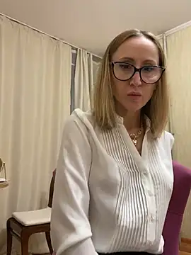 LauraDavis online show from December 3, 2025, 7:34 pm