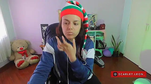 Scarletleon77 online show from December 11, 2024, 4:20 pm