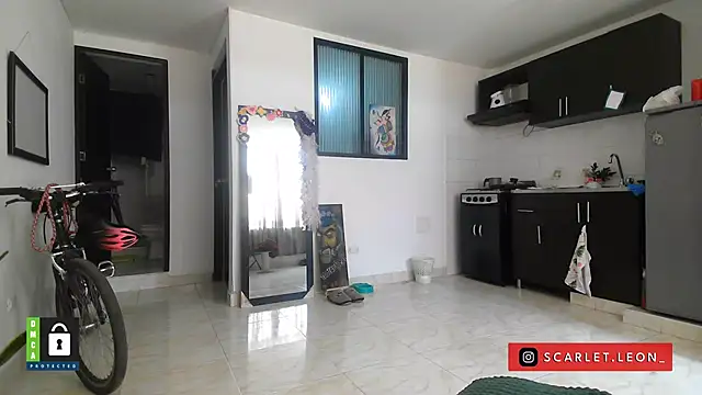 Scarletleon77 online show from September 25, 2025, 3:38 pm