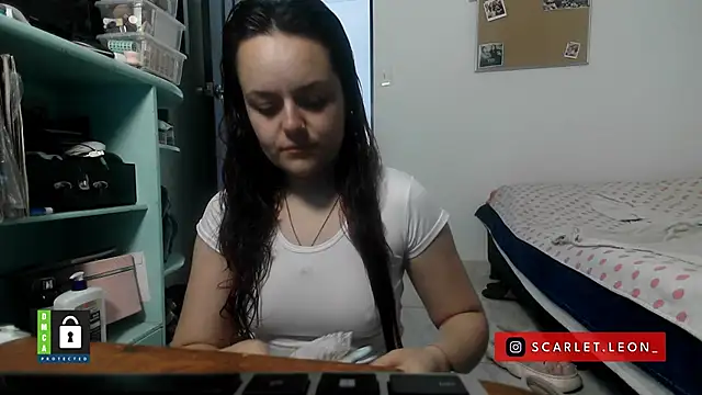 Scarletleon77 online show from November 12, 2025, 2:28 pm