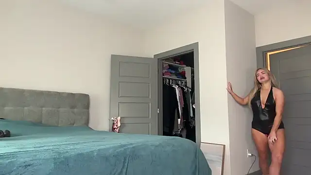 ElenaErickson online show from February 12, 2025, 9:22 pm