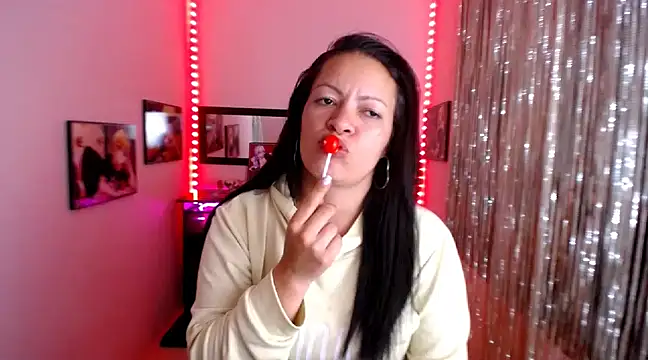 Cristal w online show from March 17, 2025, 6:00 pm