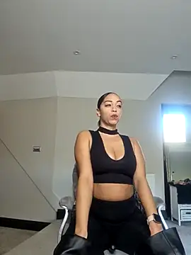 QueenTricks1 online show from November 30, 2025, 11:36 am