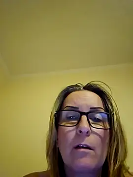 Snapshot of Steffi45 chatting on March 5, 2025, 8:32 pm Steffi45 online show from March 5, 2025, 8:32 pm