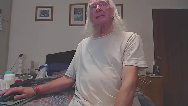 Snapshot of WaverlyKernow chatting on April 2, 2026, 1:53 pm WaverlyKernow online show from April 2, 2026, 1:53 pm