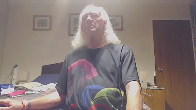 Snapshot of WaverlyKernow chatting on April 7, 2026, 6:52 pm WaverlyKernow online show from April 7, 2026, 6:52 pm