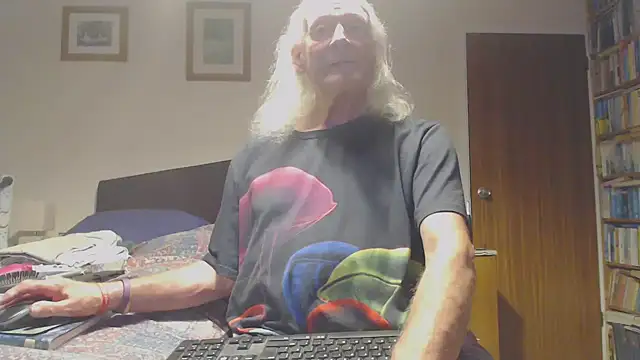 Snapshot of WaverlyKernow chatting on April 8, 2026, 6:52 pm WaverlyKernow online show from April 8, 2026, 6:52 pm