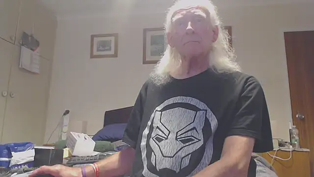 Snapshot of WaverlyKernow chatting on April 14, 2026, 1:28 pm WaverlyKernow online show from April 14, 2026, 1:28 pm