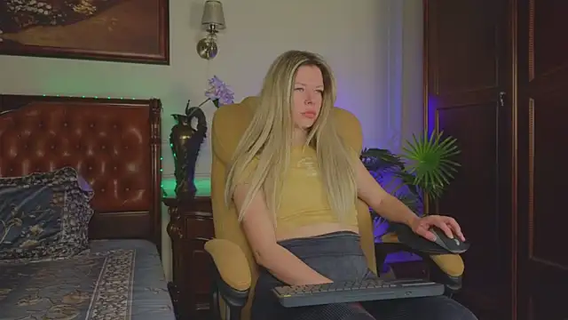 Real Tini online show from April 18, 2026, 6:06 am