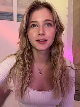 LunaRase online show from December 9, 2024, 3:11 pm