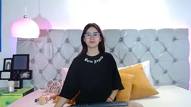 MelodyMansson online show from February 18, 2025, 1:55 pm