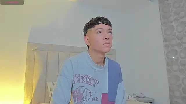 JulianRose 1 online show from March 18, 2025, 10:46 am