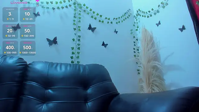 Amani Bakir online show from November 29, 2025, 1:36 pm